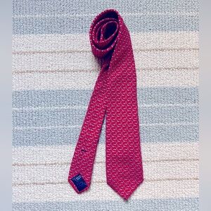 Vineyard vines, boys, hockey tie. Like new condition.